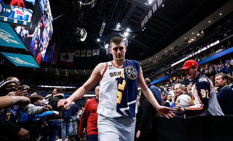 魔术逆转掘金，德罗赞扛起全队