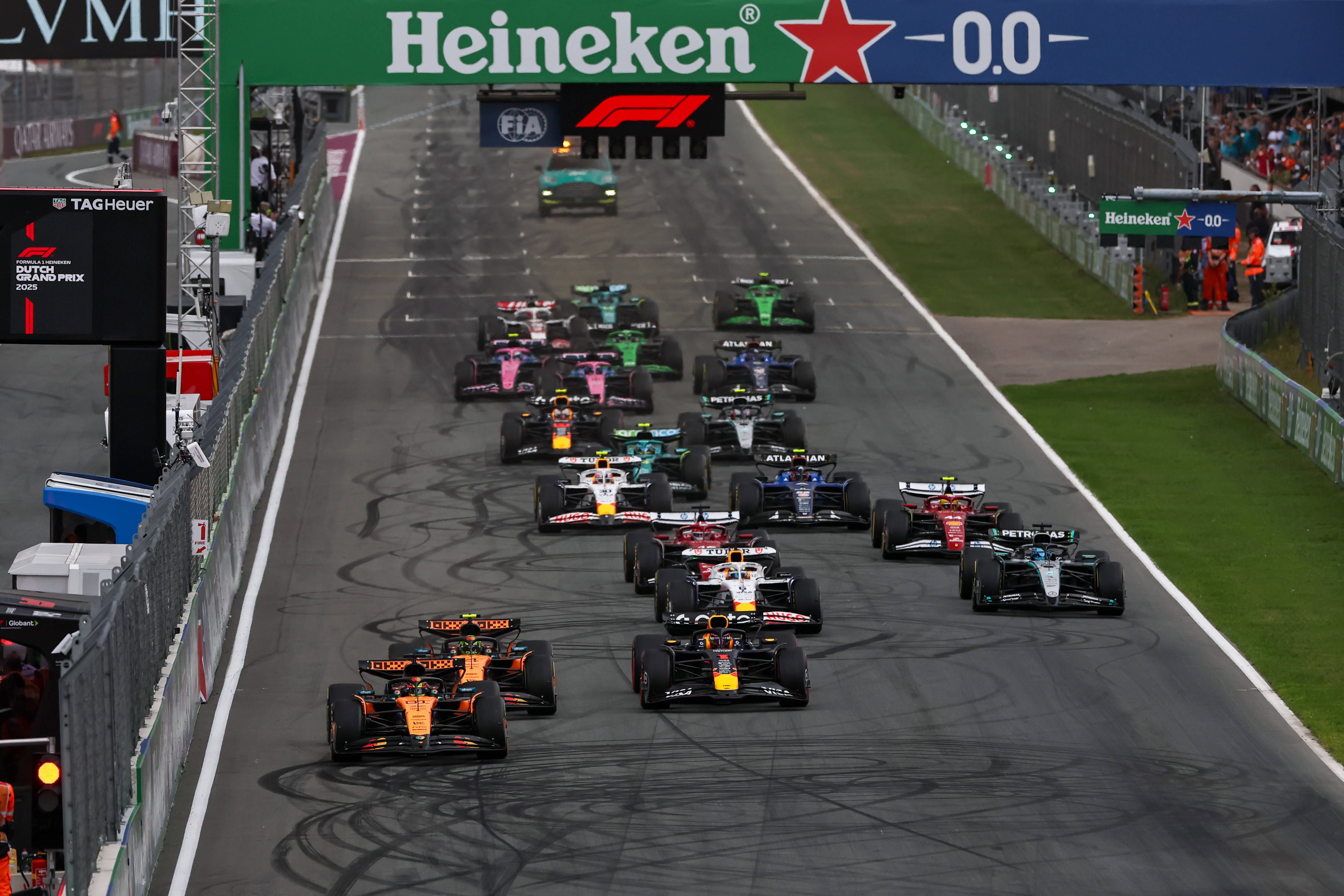 爱游戏tv-红牛二队险胜雷诺车队，皮亚斯特里关键制胜