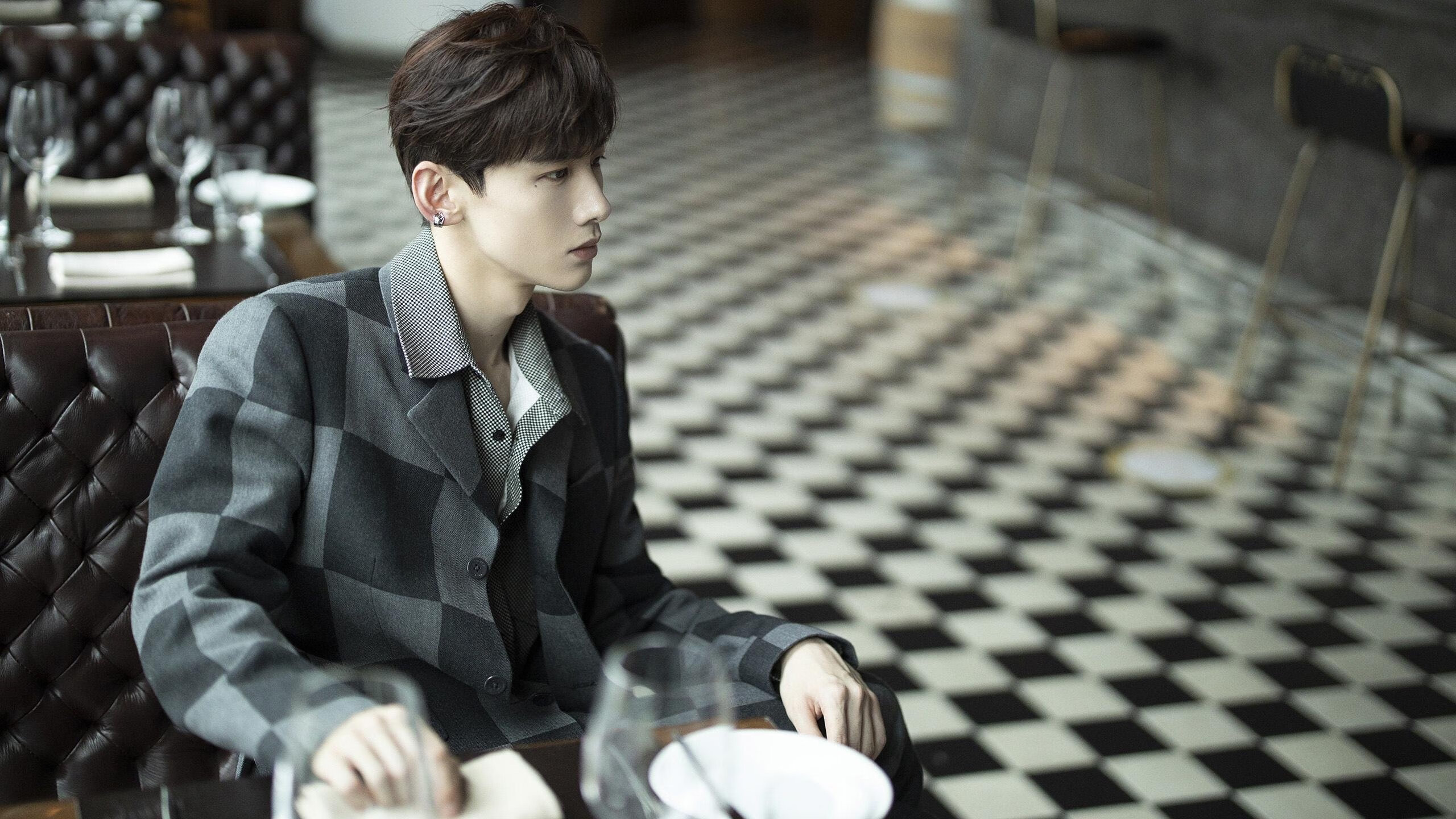 爱游戏在线-险胜的峰顶与纪录的远方，体育世界两种不同的永恒