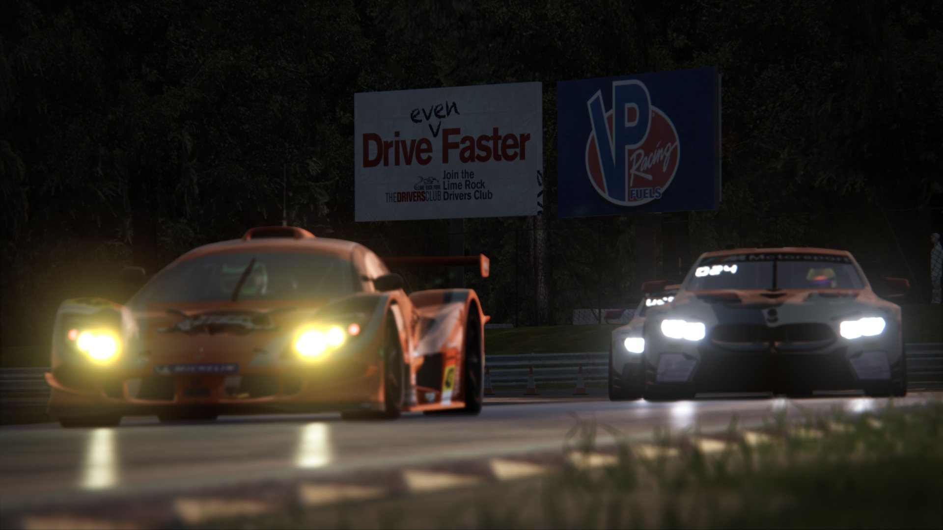 赛道与球场的双重奏，当引擎嘶吼的街道遇上金色浪潮淹没的火焰